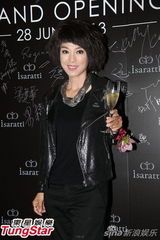 组图：米雪黑色型女打扮示人 难忘刘家良教导