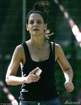 组图：前阿汤嫂低胸运动 苏瑞绿裙粉鞋啃苹果