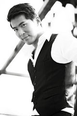 组图：黄少祺随性压铁路展质感型男风采