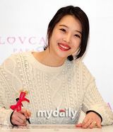 组图：韩团f(x)为品牌站台 宋茜优雅雪莉甜美