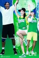 组图：演员Clara可爱运动造型 参加街头篮球赛