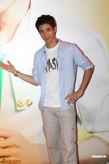 王力宏不介意多当伴郎 微博戏言与龙虾比2(图)