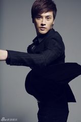 组图：刘晓虎魅力型男气质写真 眼神清澈率性十足