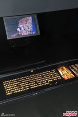 组图：设计师展出梅艳芳演出服 何韵诗做小助理