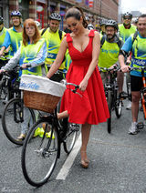 组图：凯莉-布鲁克低胸红裙现身秀丰胸