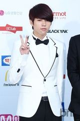 组图：神话李孝利等亮相20代选择颁奖礼蓝地毯