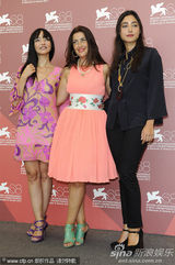 组图：《梅子鸡之味》记者会 女演员豪放转裙露底裤