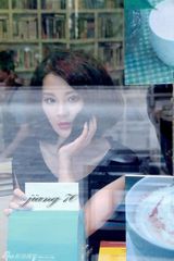 组图：毛林林写真霸气外露 烈焰红唇妩媚动人