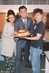 组图：王浩信生日上演舞台剧 女友送旅行箱计划出游