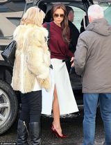 组图：贝嫂枣红装凸点出街 白裙飘逸现成熟风韵