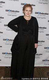 组图：阿黛尔辫子头亮相音乐派对 黑裙妆容精致