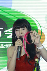 高清组图：童蕾出席时尚活动发布会 红裙艳丽惹眼