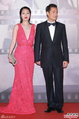 组图：杨千嬅牵手丁子高 超深V晚装胸前露胶纸