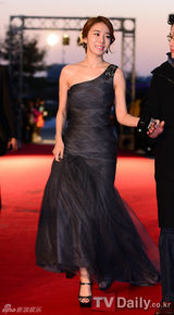 组图：韩星宋仲基获最优秀奖 刘仁娜长裙显高贵