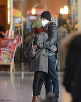 独家：高圆圆送赵又廷离京 牵手依偎机场拥吻