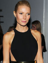 高清图：格温妮丝-帕特洛黑裙亮相格莱美后台