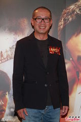 组图：《逃出生天》主创庆功 票房理想或拍续集