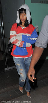 组图：蕾哈娜与绯闻男友晚餐一前一后离开餐厅