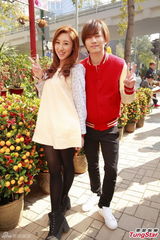 组图：罗力威许靖韵新年逛花市寄望马年创高峰