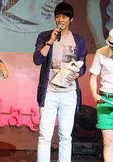 高清图：郑元畅韩国粉丝见面会 小综蓄胡显男人味