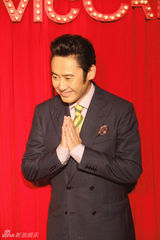 组图：吴秀波出席私人晚宴 告别Frank变绅士