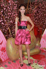 组图：许玮宁香港迎新年 大方承认与小天在一起