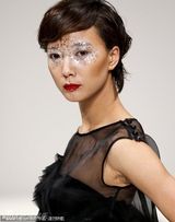 组图：王珞丹鱼尾长裙伦敦走秀 面部妆容淡雅