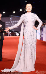 组图：梁朝伟红毯同牵刘嘉玲章子怡