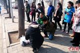 组图：女孩绘树洞画轰动全国获赞感动冬天