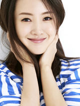 组图：衣珊休闲蓝色系写真 笑容甜美展清纯魅力