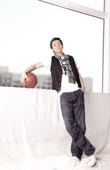 组图：夏凡变身阳光萌男诠释时尚与健康