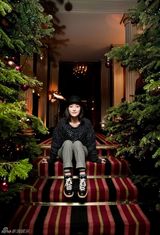 组图：周迅黑色皮衣套装爱丁堡看秀