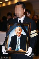 组图：韩国老牌演员朴容植出殡 生前好友送行