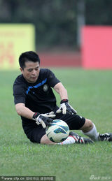 组图：名嘴毕福剑客串守门员 老当益壮奋力拼抢