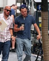 组图：莱昂纳多在片场不满被拍拿伞遮脸