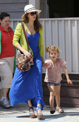 组图：杰西卡-阿尔芭曝光街拍照 一家四口其乐融融