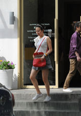 组图：周晓欧吃饭电话不停 开新车送女友回家