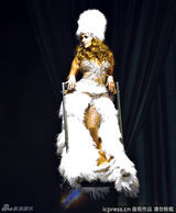 组图：洛佩兹个唱启动 紧身亮片装胸光无限