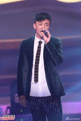 组图：容祖儿林峰领衔金曲榜 G.E.M上演黑丝诱惑