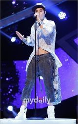 组图：雪莉灿烈主持MCD 金贤重扯衣秀人鱼线