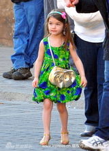 高清：小苏瑞现身片场 躺在妈妈身上像女王般尊贵