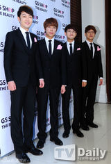 组图：Rainbow高佑丽出席活动展无赘肉身材