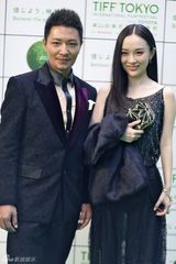 组图：李宗翰亮相东京 低调优雅显东方男子魅力   