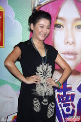 组图：徐若瑄粉红波波头助阵宣传大秀事业线