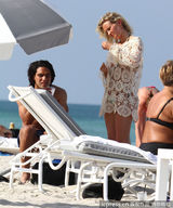 组图：球星法尔考海中爱抚娇妻 舔肚脐极度高调