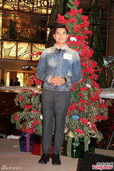 组图：郭富城享受秀肌肉 单身圣诞节与妈妈度过