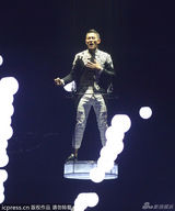 组图：刘德华广州开唱秀肌肉 与辣妹跳贴身热舞