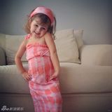 组图：四岁萌娃时装秀 与妈妈DIY纸质礼服超赞