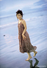 组图：滨崎步少女泳装照曝光 婴儿肥容貌变化大