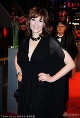 组图：玛蒂娜-歌德克深V性感玉乳隐现